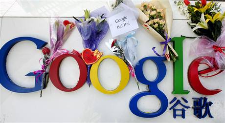 Kvtiny a dkovn vzkazy od nskch uivatel Googlu ped sdlem firmy  v Pekingu. (13. ledna 2010)
