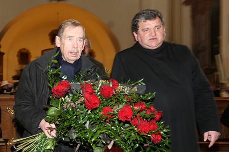 Vclav Havel pi posledn rozlouen s Ivanem Medkem, kter probhlo v bazilice svat Markty na praskm Bevnov. (14. ledna 2010)