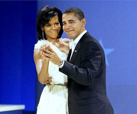 Barack Obama tan s manelkou Michelle na inauguranm plesu ve Washingtonu. (21. ledna 2009)