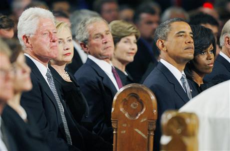 Na poslednm rozloueni s demokratickm sentorem Edwardem Kennedym se sely hned tyi prezidentsk pry (zleva Clintonovi, Bushovi a Obamovi, mimo zbr Carterovi).  (30. srpna 2009)