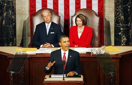 Barack Obama pedn Kongresu projev ke zdravotnm reformm. za nm sed viceprezident Joe Biden a pedsedkyn snmovny Nancy Pelosiov.  (9. z 2009)