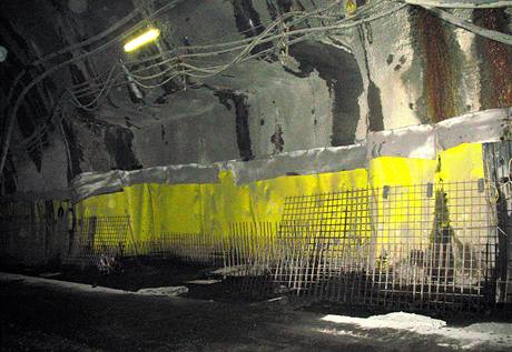 lut izolace z mkenho PVC v tunelu Blanka pod Trojou (19. ledna 2009)