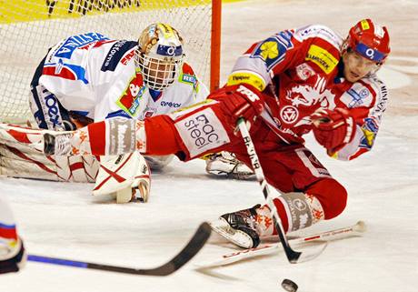 Pardubice - Tinec: hostujc Vojtch Polk pad ped Dominikem Hakem