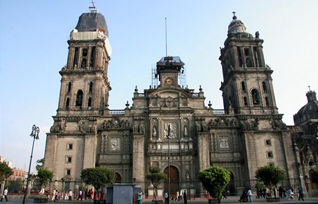 Mexico City. Katedrla u nmst Zocal, kterou stra dva tucty policist
