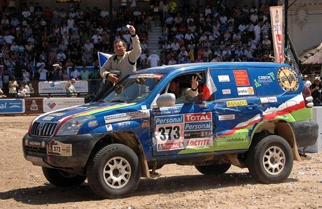 ei v cli slavn rallye Dakar, ve voze Ji Janeek a Viktor Chytka