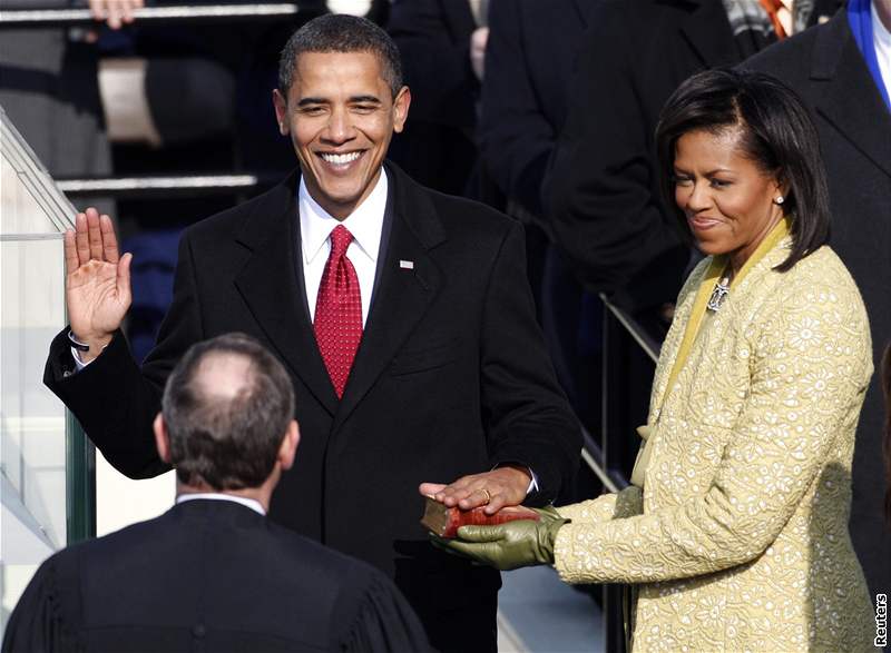 Budu estn vykonávat funkci prezidenta Spojených stát, k tomu mi dopomáhej Bh, písahal Barack Obama. Bibli po Lincolnovi mu drela manelka Michelle. (20. ledna 2009)