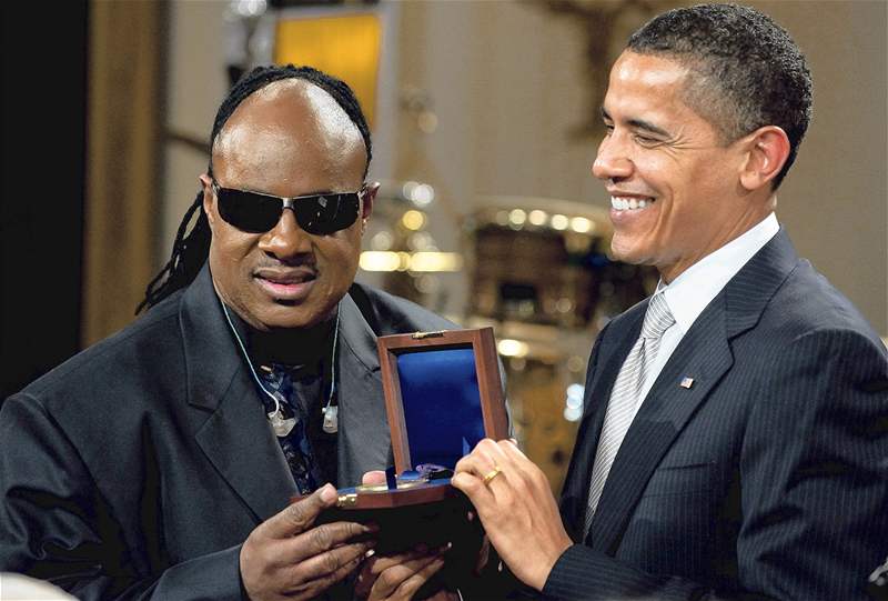 Barack Obama udlil hudebníkovi Stevie Wonderovi cenu za celoivotní dílo. Kdybych nebyl jeho fanouek, asi bych se neseznámil se svou enou, ekl Obama.. (26. února 2009)