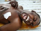 Zrann jsou oetovni pmo na ulicch Port-au-Prince. (14. ledna 2010)