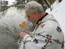 Na pravoslavn svtek Zjeven Pn posvtil duchovn Jozef Fejsak vodu vhozenm  ke do eky Svratky