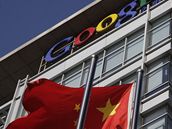Čínská vlajka před budovou firmy Google v Pekingu Čínská vlajka před budovou firmy Google v Pekingu
