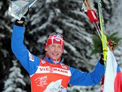 Luká Bauer s trofejí pro vítze Tour de Ski