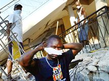 V Port-au-Prince pokrauj zchrann prce. (15. ledna 2010)