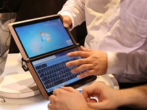 CES 2010 - Zatm bezejmenn notebook se dvma dotykovmi displeji