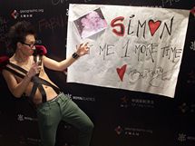 astnk soute Mr. Gay China Simon Wang pzuje fotografm tsn ped zruenm soute 