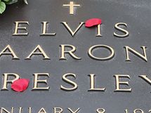 Oslavy 75. narozenin Elvise Presleyho - hrob s okvtním lístkem re