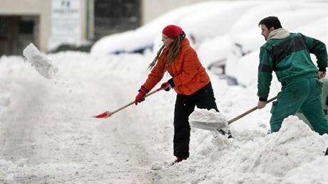 Obyvatelé Píbrami odhazují sníh od zaparkovaných aut. (11. ledna 2010)
