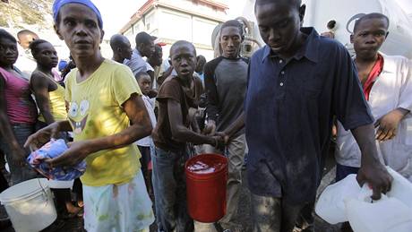 Haiané v Port-au-Prince u cisterny s vodou