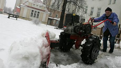 kolník Z Hálkova v Olomouci Zdenk Neplech o víkendu odhrnuje sníh na dvoe koly 