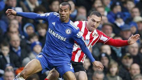 Chelsea - Sunderland: domácí Ashley Cole (vlevo) a Steed Malbranque