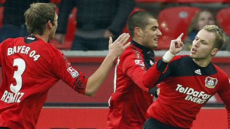 Fotbalisté Bayeru Leverkusen se radují z gólu, který vstelil Michal Kadlec (vpravo)