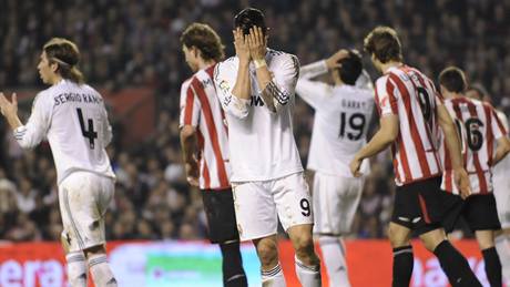 Bilbao - Real Madrid: hostující Cristiano Ronaldo (uprosted) se drí za hlavu po nepromnné anci