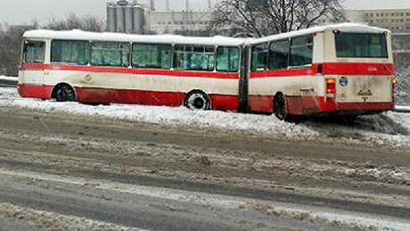 Nehoda autobusu v Bucharov ulici v Praze. (11. ledna 2010)