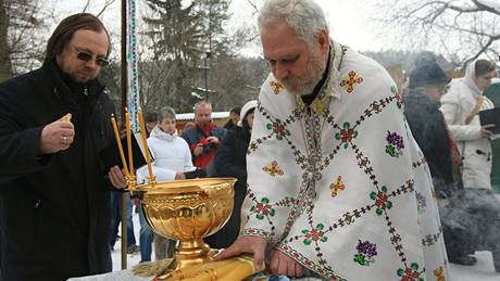 Na pravoslavný svátek Zjevení Pán posvtil duchovní Jozef Fejsak vodu vhozením  kíe do eky Svratky