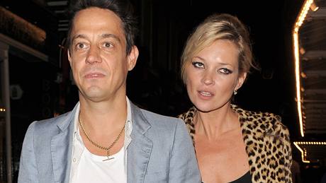 Kate Mossová a Jamie Hince