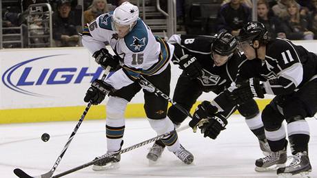 Los Angeles - San Jose: Dany Heatley (vlevo) uniká, snaí se ho zastavit Drew Doughty a Ane Kopitar (vpravo)