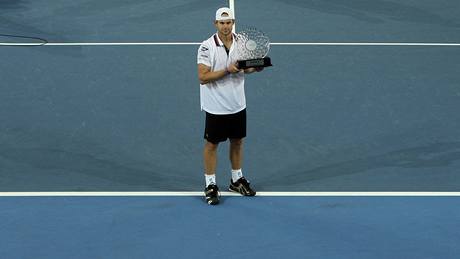 Andy Roddick s trofejí pro vítze turnaje v Brisbane.