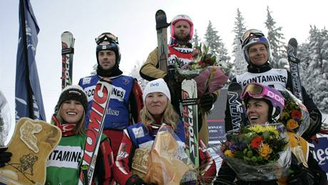 Skikross SP v Les Contamines: nahoe vlevo Stanley Hayer, Xavier Kuhn a Tomá Kraus, dole zleva Julia Murrayová, Ashleigh Mcivorová a Karin Huttaryová