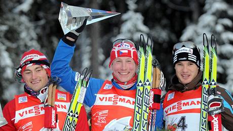Ti nejlepí v Tour de Ski: uprosted vítz Luká Bauer, vlevo druhý Petter Northug a vpravo tetí Dario Cologna