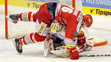 Pardubice - Tinec: hostující útoník Radek Bonk pepadává pes Dominika Haka