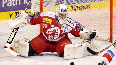 Pardubice - Třinec: hostující brankář Peter Hamerlík Pardubice - Třinec: hostující brankář Peter Hamerlík