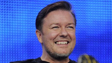 Ricky Gervais (vlevo) v televizní talkshow Ricky Gervais (vlevo) v televizní talkshow