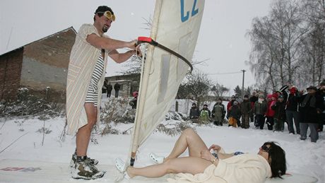 Recesisté si v Mlékosrbech na snhových závjích roztáhli lehátka.