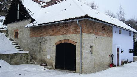 Poboené opukové zdi nechali architekti stát, mezi n vloili jednoduchou devnou kostku