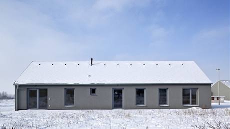 Poboené opukové zdi nechali architekti stát, mezi n vloili jednoduchou devnou kostku