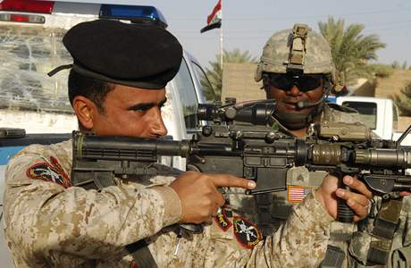 Americký voják pihlíí výcviku iráckého policisty ve stelb útonou pukou M-4