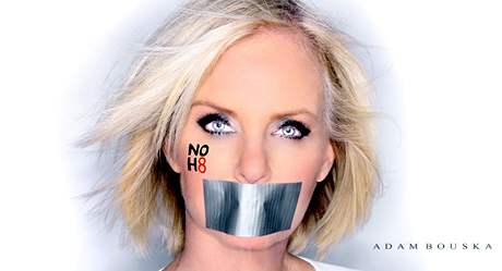 Cindy McCainová na snímku v kampani za satky gay
