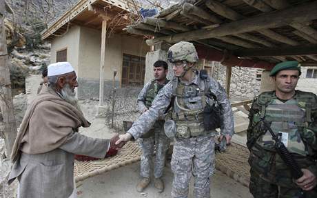 Americký voják si potásá rukou se starostou jedné z vesnic v severovýchodním Afghánistánu