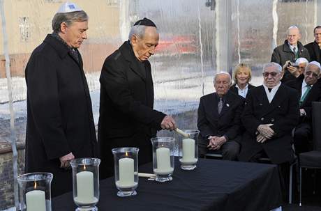 Prezidenti Nmecka a Izraele Horst Köhler (vlevo) a imon Peres si pipomnli památku obtí holokaustu v míst, odkud z Berlína za války vyjídly vlaky s lidmi deportovanými do koncentraních tábor (26.1.2010) 