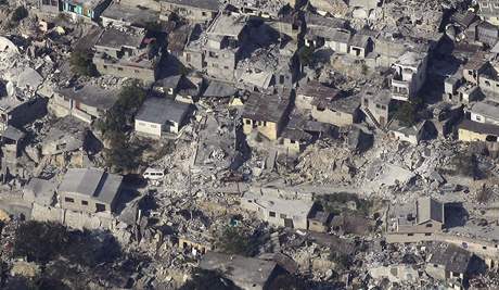 Letecký snímek zkázy v Port-au-Prince