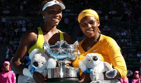 Venus (vlevo) a Serena Williamsovy - vtzky Australian Open 2010