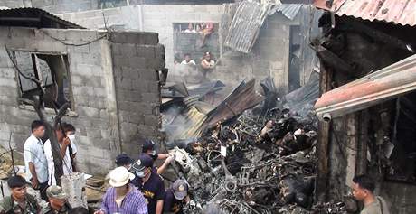Na vesnici na jihu Filipn se ztil vojensk letoun. (28. ledna 2010)