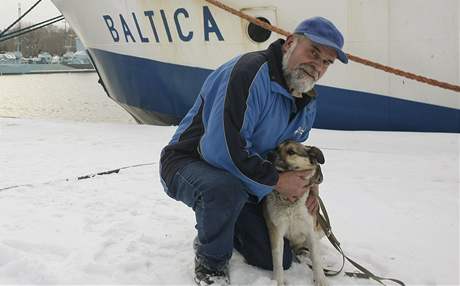 Ps kenec, kterho v Polsku zachrnili po tech dnech na ledov ke meteorologov (28. ledna 2010)