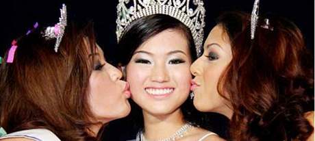 Miss Singapore World 2009 Ris Lowová.