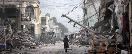 Poboené ulice po zemtesení v haitském hlavním mst.