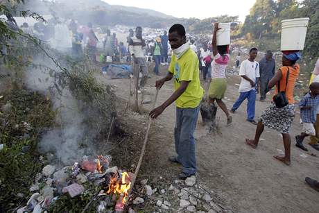 Zemtesen na Haiti - lid bez pste na golfovm hiti.