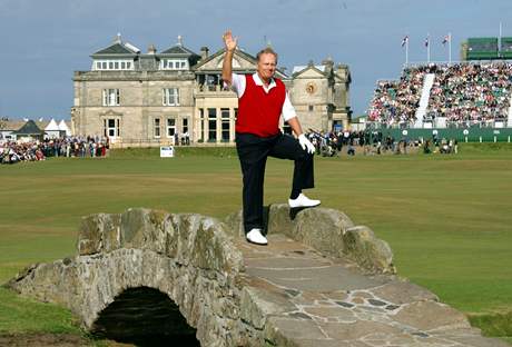 Takhle se Jack Nicklaus v roce 2005 rozlouil s velkým golfem - za neutuchajícího potlesku publika v St Andrews.